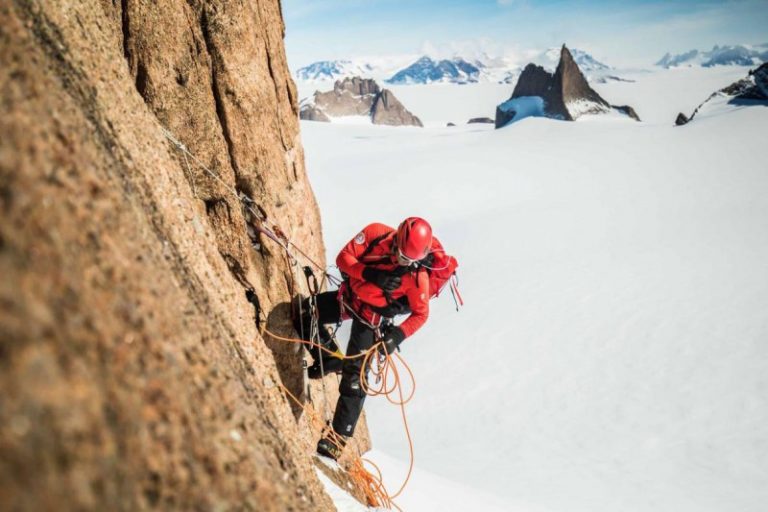 جمع کردن طناب در دیواره نوردی کوه پلاس