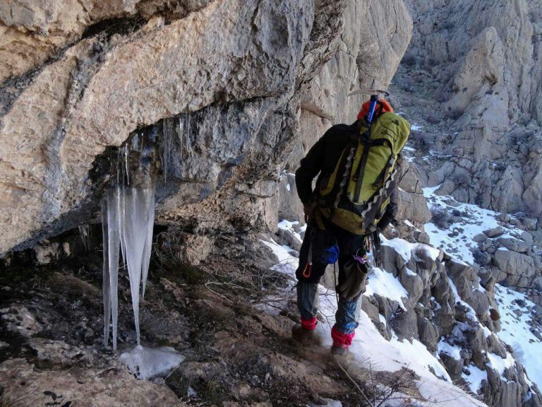 دیواره بیستون زمستان کوه پلاس